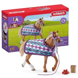 Schleich Horse Club - Zestaw Klacz rasy angielskiej z derką i akcesoriami, figurka dla dzieci 5+