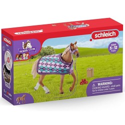 Schleich Horse Club - Zestaw Klacz rasy angielskiej z derką i akcesoriami, figurka dla dzieci 5+