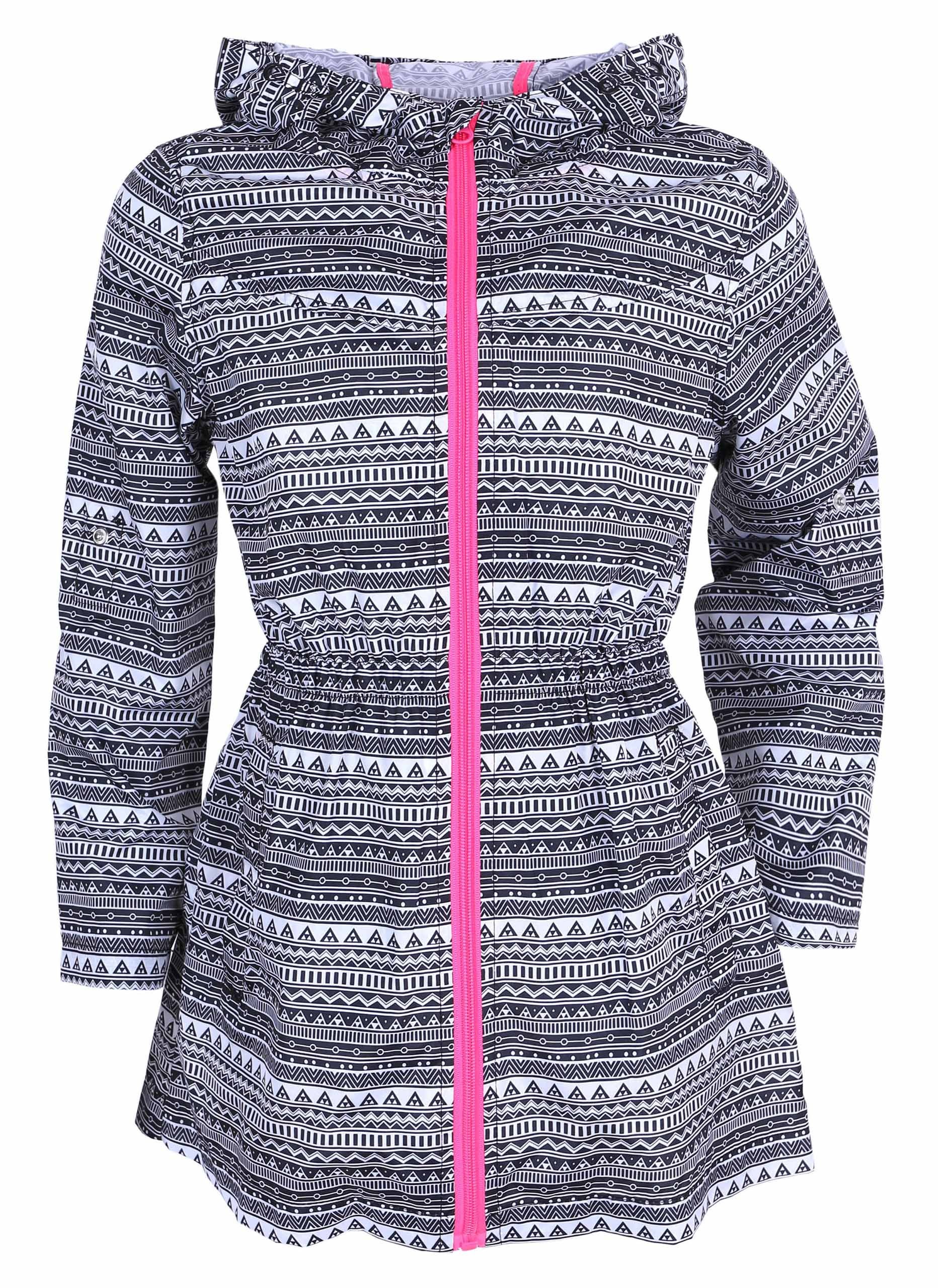 Czarno-biała parka z kapturem.